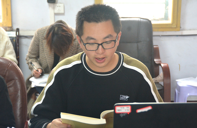 办公室在党的政治建设专题领学《习近平新时代中国特色社会主义思想三十讲》等_副本.jpg