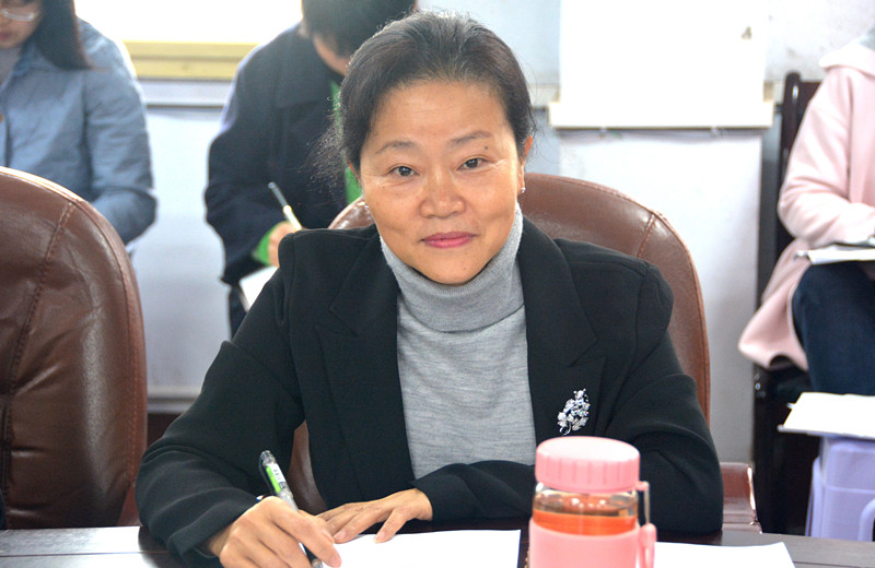 六盘水市档案馆（市地方志办）馆长（主任）何楠主持会议并讲话_副本.jpg